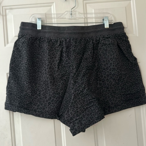 TORRID Everyday Fleece Patch Pocket Active Short: GRAY/LEOPARD: NWT: SIZE 1 - Picture 5 of 5